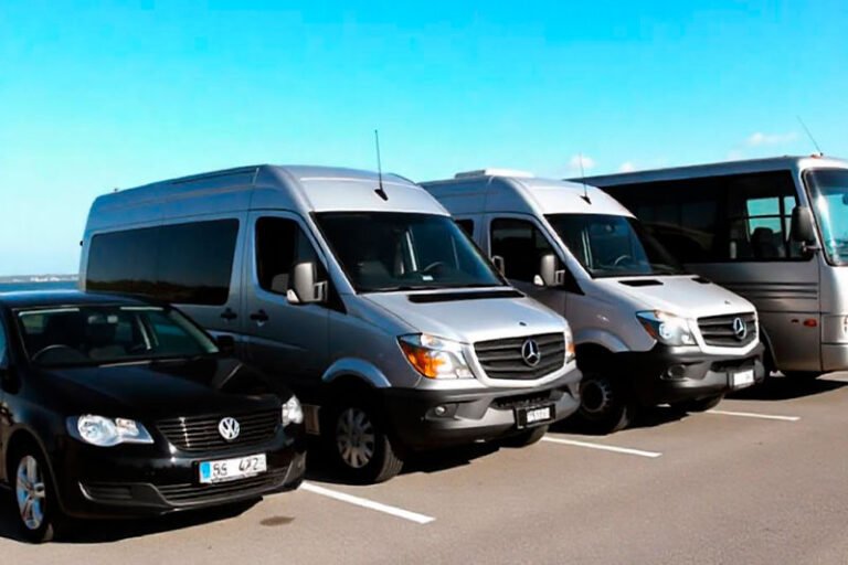 Vans Mercedes Sprinter da Grife Rio estacionadas